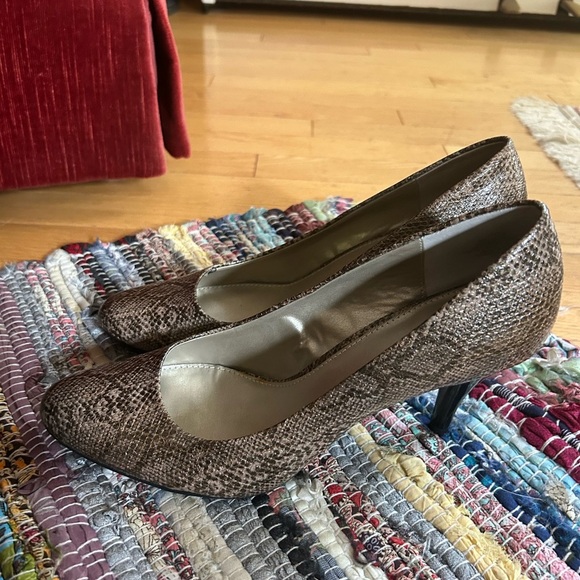 Bandolino Snakeskin Pattern Heels - Brown 10M - Picture 5 of 14